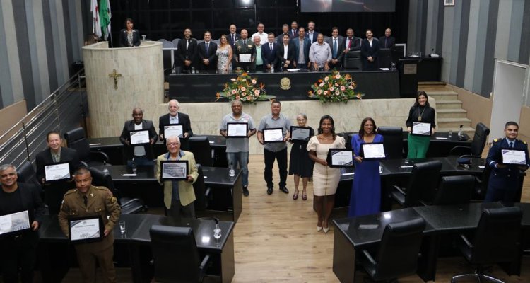 Câmara de Contagem  condecora personalidades com títulos de honra