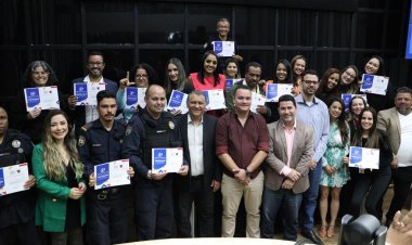 Câmara de Contagem forma primeira turma do curso básico de Libras