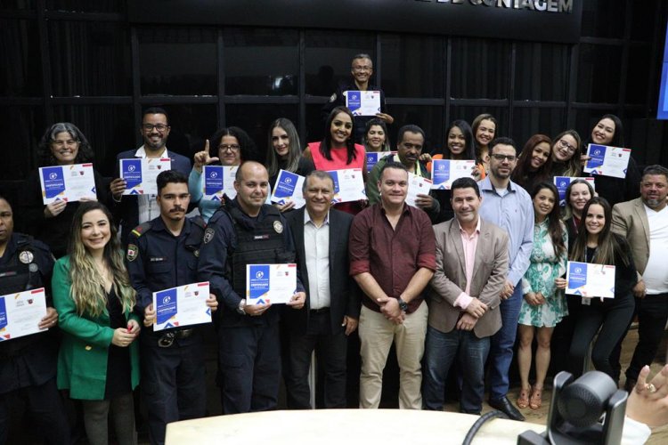 Câmara de Contagem forma primeira turma do curso básico de Libras