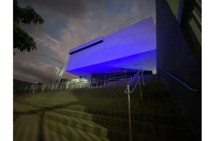 Prédio da Câmara  de Ibirité iluminado para a campanha Novembro Azul