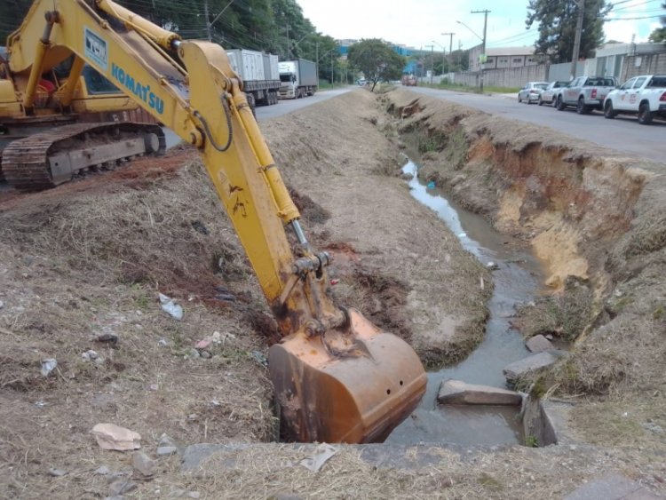 Prefeitura realiza obras de contenção e corrige erosão na av. César Augusto, no Jardim Riacho das Pedras