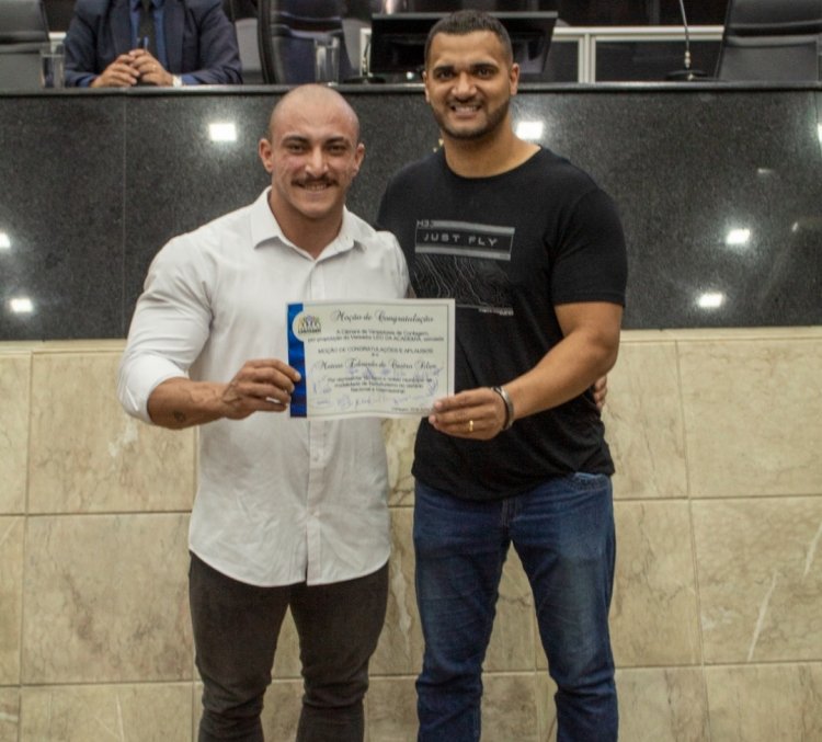 VERADOR LÉO DA ACADEMIA HOMENAGEIA O FISICULTURISTA MATEUS CASTRO NA CÃMARA MUNICIPAL DE CONTAGEM