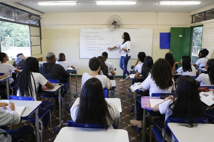 Governo de Minas concede mais de 15 mil progressões e promoções da carreira para servidores da educação