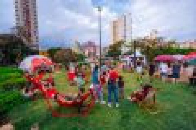 Primeiro fim de semana do CURA 2024 transforma Praça Raul Soares com arte pública e programação para todas as idades